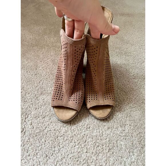 Lucky Brand Larise Tan Perforated Suede Ankle open toe Booties Size 8.5 - Picture 4 of 13